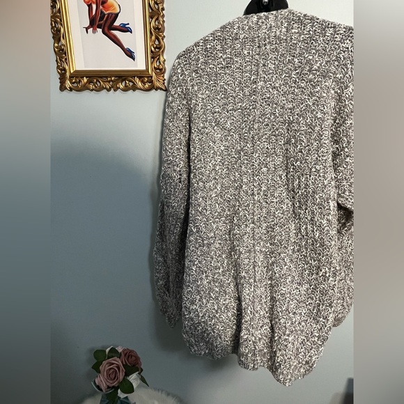 • Abercrombie & Fitch Gray Cardigan Gray White New Without Tags - Picture 3 of 10